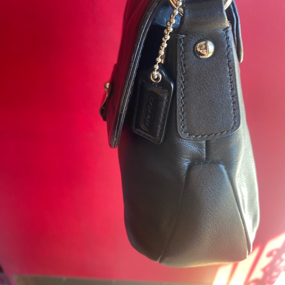 Elegant Coach Black Leather Shoulder/handle Bag with unique silver label/closure - Picture 5 of 13